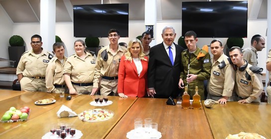 Netanyahu y su esposa con jóvenes voluntarios en Tzahal (Foto: Haim Zach, GPO)