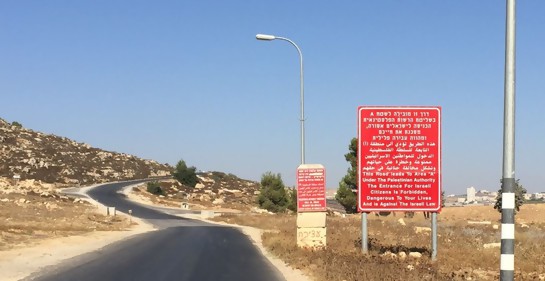 Carteles advirtiendo que ciudadanos israelíes tienen prohibido entrar a las zonas A bajo control de la AP