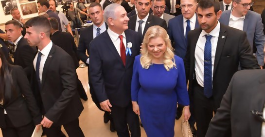 Netanyahu y su esposa en el parlamento (Haim Tzach, GPO)