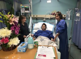 En el hospital: la Cónsul mexicana Guadalupe Trad, Mónica Días y a la derecha Luz María Núñez, su madre