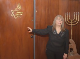 Rita Vinocur a la entrada del museo