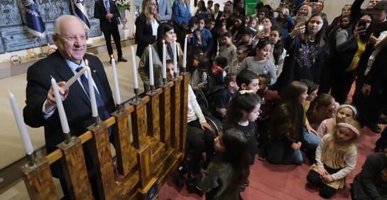 El Presidente Rivlin encendiendo las velas (Foto: Haim Zach GPO)