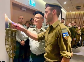 General israelí druso al frente de un singular evento de Janucá