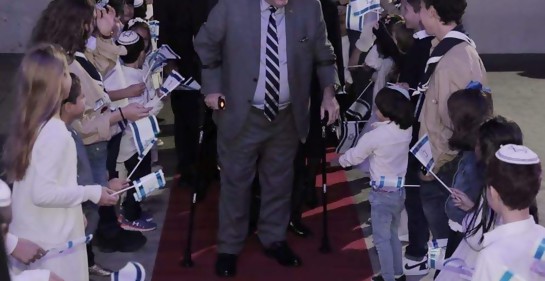 Presidente Giammattei es recibido por los niños de la Comunidad Judía de Guatemala. 