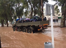 Tzahal  al rescate...de gente atascada por las lluvias