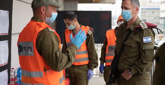 El Comandante en Jefe de Tzahal visitó la ciudad de Bnei Brak, cerrada por el Coronavirus, al iniciarse el operativo de ayuda a la población