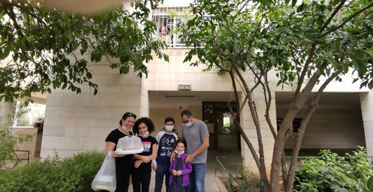 Saludo de Pesaj por la ventana, con una familia uruguaya israelí