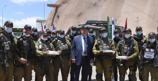 El Presidente de Israel señaló el aniversario del fallecimiento de su esposa, repartiendo tortas a soldados, como ella solía hacer