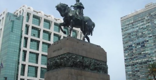 Entre el Artigas de bronce y el gran bailarín