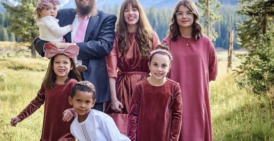 Con 5 niños adoptados y una familia con diversidad, el rabino de Jabad en Montana y su esposa, sienten que cumplen una misión