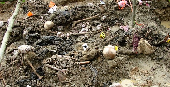 https://commons.wikimedia.org/wiki/File:Srebrenica_Massacre_-_Exhumed_Grave_of_Victims_-_Potocari_2007.jpg#/media/Archivo:Srebrenica_Massacre_-_Exhumed_Grave_of_Victims_-_Potocari_2007.jpg