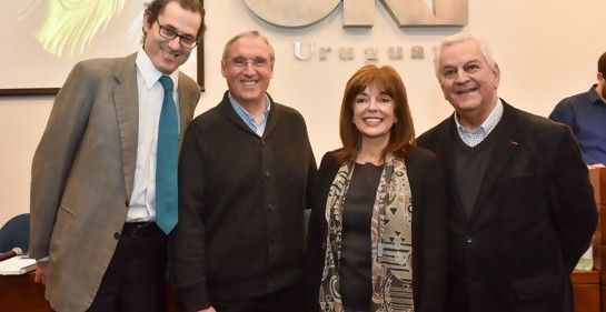 Parados, sonrientes, Jonás Bergstein, Roberto Cyjon, Ana  Ribeiro y Ramiro Rodríguez Villamil