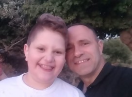 Tratemos de salvar a Aram Khaloul, un singular niño israelí, de su peligroso cáncer