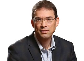 Assaf, foto de cerca, de lentes,sin corbata