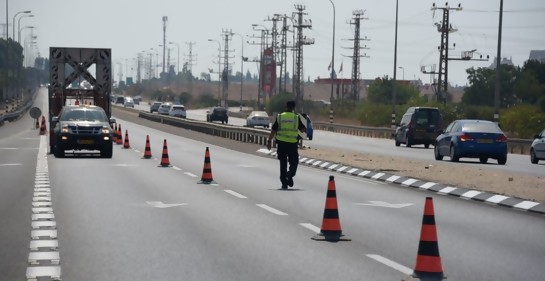 Una carretera con control policial