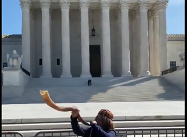 Niño de 11 años toca el shofar frente a la Corte Suprema en honor a Ruth Bader Ginsburg