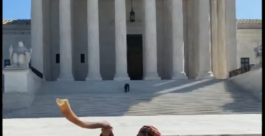 Niño de 11 años toca el shofar frente a la Corte Suprema en honor a Ruth Bader Ginsburg