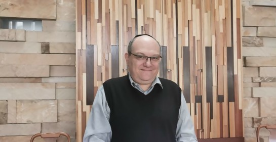 El Rabino Dani, junto al libro de la Torá