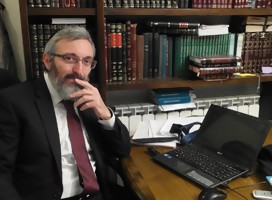 Dov Halbertal en el escritorio de su casa