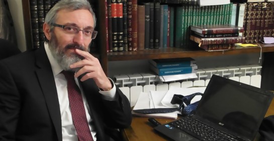Dov Halbertal en el escritorio de su casa