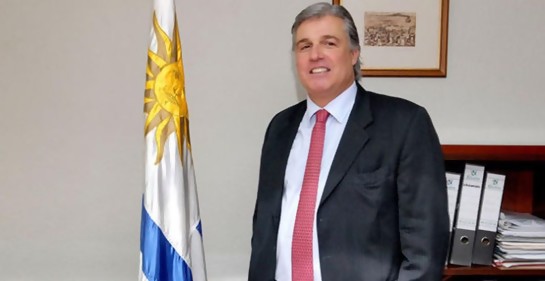 El Ministro de RREE de Uruguay Francisco Bustillo junto a la bandera uruguaya