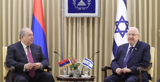 El Presidente de Armenia Dr. Sarkissian (izq), sentado mirando al presidente de Israel Reuven Rivlin. En el medio una mesa con dos pequeñas banderas, de los respectivos países. Detrás de cada presidente, una bandera grande del país. En el medio, sobre la 