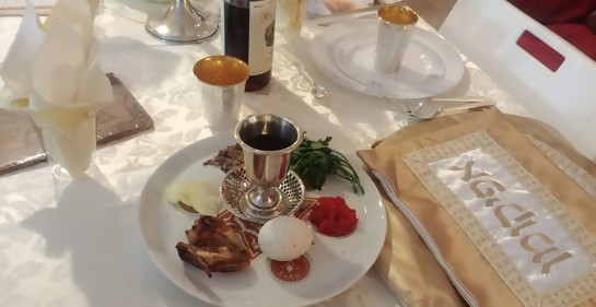 Una mesa servida para una cena de Pascua judía