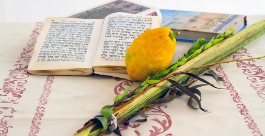 Las 4 especias de la fiesta y un libro de oración, sobre una mesa