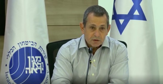 El jefe de seguridad Argaman hablando junto a la bandera de Israel y la del Servicio Shabak