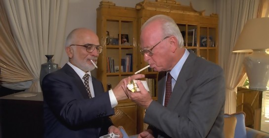 El rey Hussein enciende un cigarrillo a Rabin