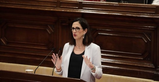 Blanca Navarro en el podio de oradores del parlamento, frente al micrófono