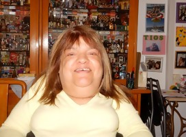 La psicóloga uruguaya Becky Sabah, foto de medio cuerpo, de buzo amarillo y cabello suelto