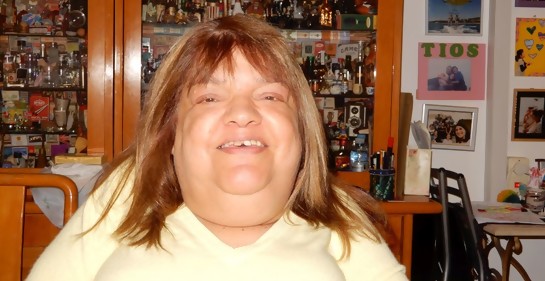 La psicóloga uruguaya Becky Sabah, foto de medio cuerpo, de buzo amarillo y cabello suelto