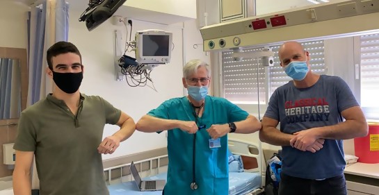 Efi, el Profesor Yosi karako y Eli Ein Dor, saludo con codo, de fondo cama de hospital
