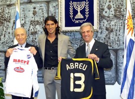 Peres. Abreu y Tabaré con las banderas de Israel y Uruguay y las camisetas de Nacional y Betar Jerusalem