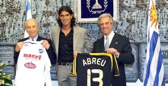 Peres. Abreu y Tabaré con las banderas de Israel y Uruguay y las camisetas de Nacional y Betar Jerusalem