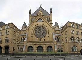 https://commons.wikimedia.org/wiki/File:K%C3%B6ln_synagoge_pano.jpg#/media/Archivo:Köln_synagoge_pano.jpg