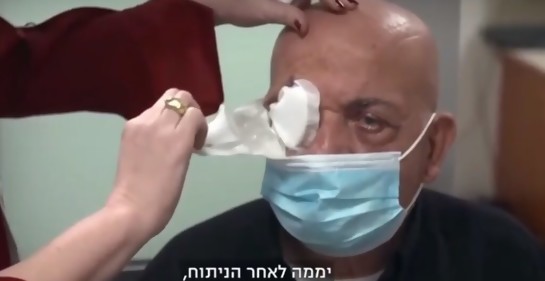 Captura de pantalla canal 13, aJamal Furani le quietan vvendajes de operación de cornea