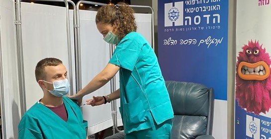 Hadassah, el primer hospital israelí que impedirá a personal médico no vacunado entrar en contacto con pacientes