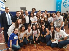 El Prsidente de la Agencia Judía Itzjak Hertzog y jóvenes de movimientos juveniles sionistas en Uruguay