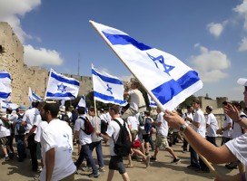 Jóvenes vestidos con remeras blancas, con banderas de Israel