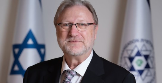 El rabino junto a la bandera de Israel y la de la Organización Sionista Mundial