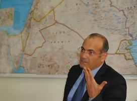 Rabi hablando, de fondo mapa de Oriente Medio