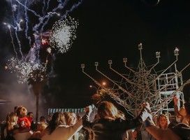 Volvió la noche más divertida: el encendido de la Menorá pública de Jabad