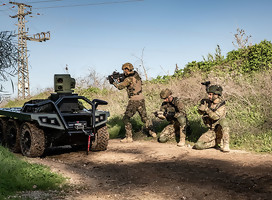Robot militar de fabricación israelí listo para desempeñar diversos roles en el campo de batalla
