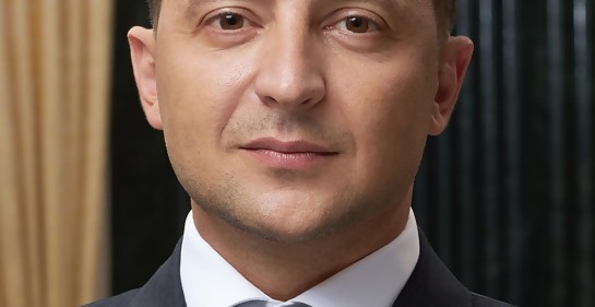 https://commons.wikimedia.org/wiki/File:Volodymyr_Zelensky_Official_portrait_(cropped).jpg#/media/Archivo:Volodymyr_Zelensky_Official_portrait_(cropped).jpg