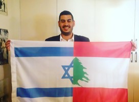Jonathan Elkhoury con sus dos banderas. Israel y Líbano.