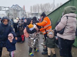 Paramédicos de organización de rescate israelí atienden a refugiados ucranianos en Moldavia
