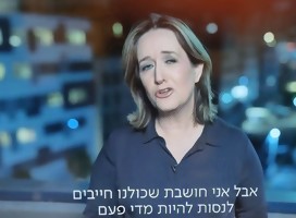 La periodista israelí Ilana Dayan dedicó su galardón a la colega rusa que levantó un cartel en vivo contra la guerra