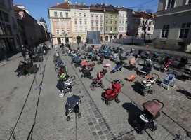 El fuerte mensaje de los cochecitos de bebés vacíos en una plaza de Ucrania